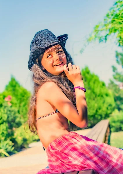 Egy Csinos Lány Fürdőruhában Fekete Cowboy Kalapban Pihen Tengerparton Mosolygó — Stock Fotó