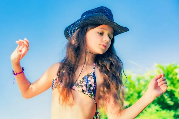 Ładna Dziewczyna Stroju Kąpielowym Czarny Kowbojski Kapelusz Relaksują Się Plaży — Zdjęcie stockowe