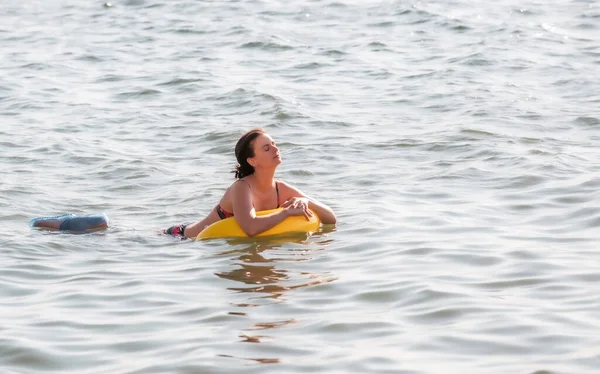 Une Femme Brune Nage Dans Mer Sur Cercle Natation — Photo