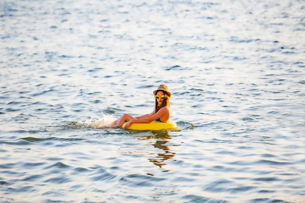 Brunetka Dziewczyna Nastolatek Leży Nadmuchiwanym Gumowym Pierścieniem Morzu Model Pływa — Zdjęcie stockowe