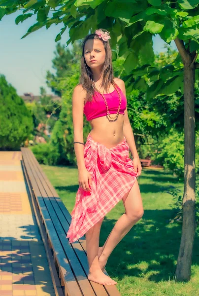 Model Looking Meisje Blote Voeten Een Roze Onderwerp Achtergrond Van — Stockfoto