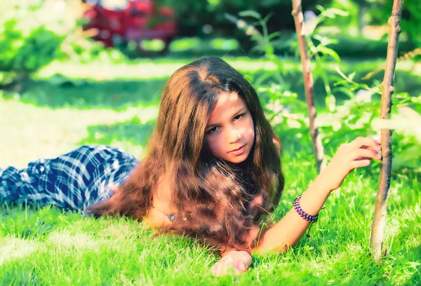 Klein Meisje Brunette Een Badpak Liggend Het Groen Gras — Stockfoto