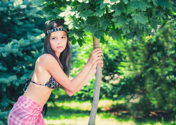 Modelo Olhando Menina Maiô Fundo Grama Verde Floresta Espaço Cópia — Fotografia de Stock