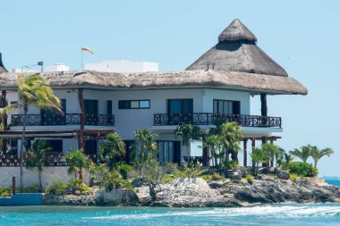 Cancun, Meksika - 03 Mayıs 2018: Görünüm Ricky Martin'in sahil evi Isla Mujeres sahilinde, Quintana Roo, Meksika Cancun City yakınındaki bir ada.