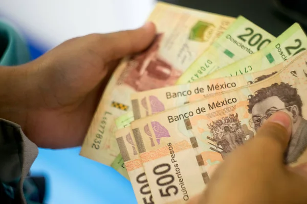 Handen Mexicaanse Geld Tellen — Stockfoto