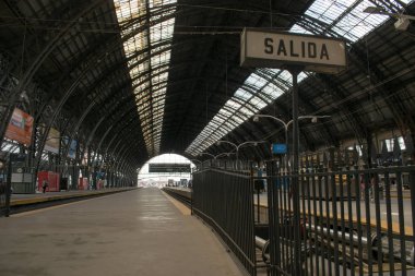 Buenos Aires, Arjantin - 29 Kasım 2017: Retiro Tren İstasyonu şehir Buenos Aires'te genel bakış. Retiro İstasyonu conects Buenos Aires sermaye Şehir Kuzey alanı ile