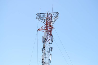 tv ve cep telefonu sinyalleri için bir kulesini