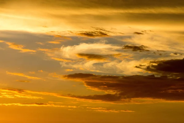 Cielo Dramático Con Nubes Anaranjadas Atardecer —  Fotos de Stock