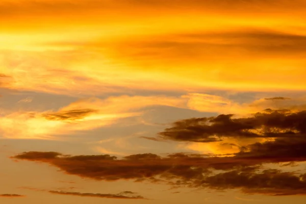 해질녘 오렌지 구름과 극적인 — 스톡 사진