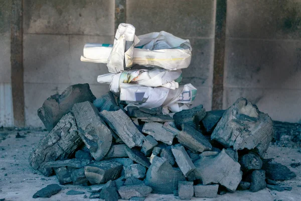 Preparing Raw Coal Newspaper Paper Argentinean Asado Barbecue — Stock Photo, Image