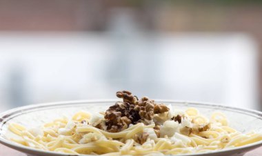 Ceviz ve kereviz çanağı ile taze İtalyan erişte