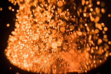 sparks karanlıkta parlayan akışını