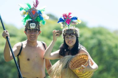 Kabile çift giyen geleneksel Perulu giyim ve Anaconda dans, Peru Amazon bölgesinin tipik bir müzik türü