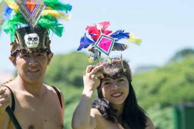 Kabile çift giyen geleneksel Perulu giyim ve Anaconda dans, Peru Amazon bölgesinin tipik bir müzik türü
