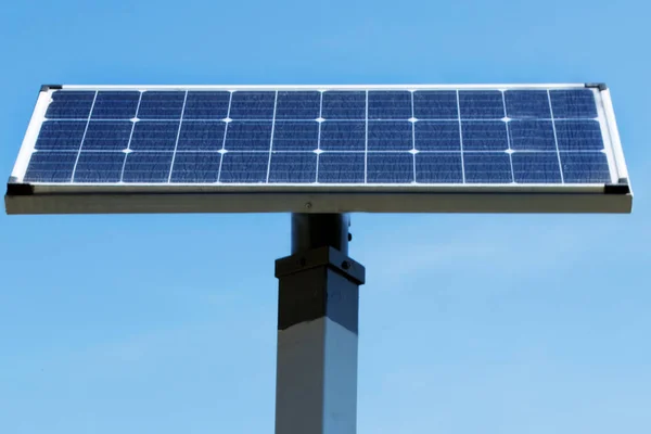 Solární Panel Instalovaný Vrcholu Sloupu Nad Modrou Oblohou — Stock fotografie