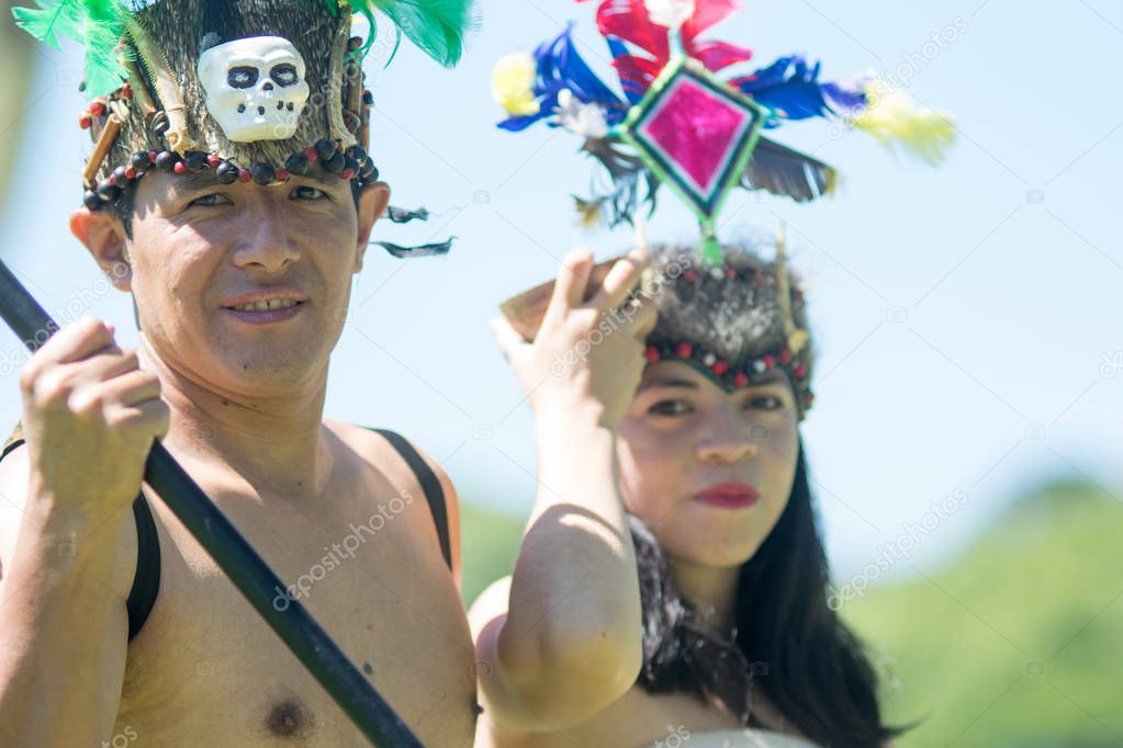 Coppia Tribale Che Indossa Abiti Tradizionali Peruviani Danza