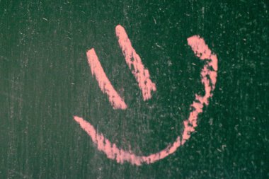 yüz cartoon tebeşir yazı tahtası zemin üzerine