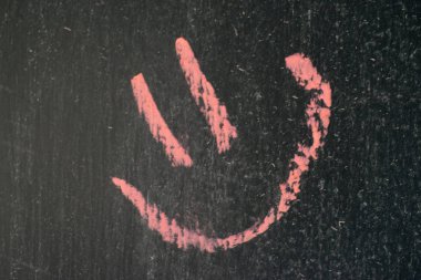 yüz cartoon tebeşir yazı tahtası zemin üzerine