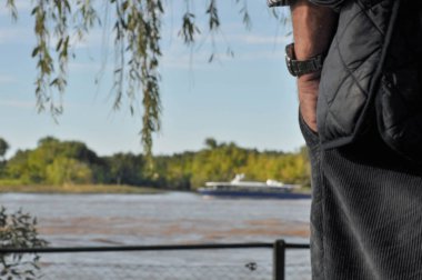 Yetişkin adam Parana Nehri Buenos Aires, Arjantin bakarak