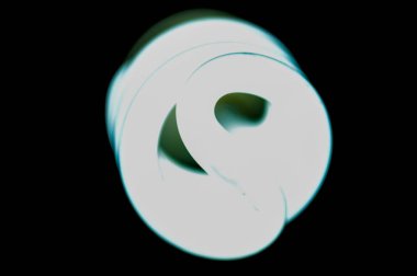  Balck arka plan üzerinde ekonomik ampul