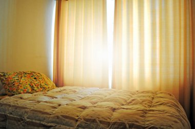 yatak odası iç sarı courtains ile