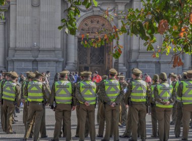 Santiago De Chile, Şili - 23 Kasım 2015: polis memurları, Carabineros Büyükşehir Katedrali, Plaza de Armas Main Square, Santiago de Chile dışında görülmektedir