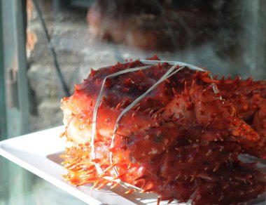 Deniz ürünleri, centolla bir restoran penceresinde gösterilen