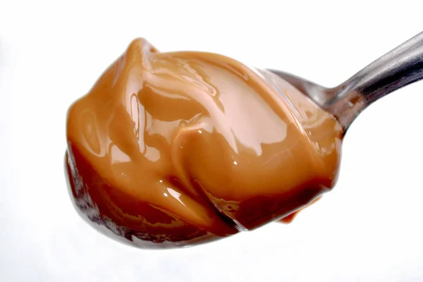 Bir kaşıkla karamel süt yaymak daha iyi nown Dulce de Leche olarak.
