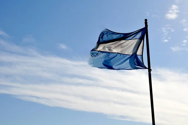 Bandera Argentina Ondeando Día Soleado Contra Cielo Azul — Foto de Stock