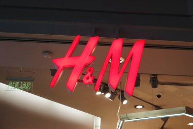 Santiago De Chile, Chile - 24 Kasım 2016: H ve M logosu atış kadar kapatın. Bir İsveçli çok uluslu perakende giyim firması, onun hızlı moda giyim için bilinen H ve M Hennes ve Mauritz Ab yolunda