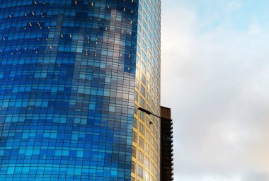 Buenos Aires şehir gökdelenler ile mavi ayna