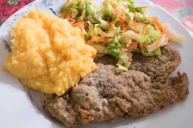 Salata ve kabak Mash ile breaded et