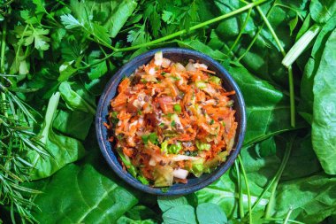 Aromatik otlar arka plan ile salata