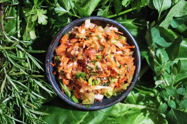 Aromatik otlar arka plan ile salata