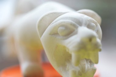 Bir Puma figürü beyaz mermerden oyulmuş. Puma Inca kültüründe kutsal hayvanlar biridir