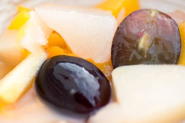 Üzüm, elma ve şeftali adet taze ve sağlıklı tropik meyve salatası