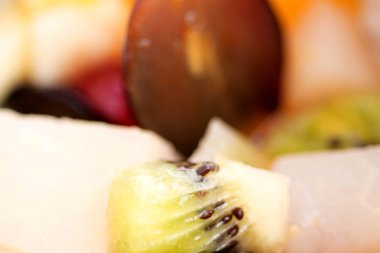 Adet kivi, elma ve şeftali ile taze ve sağlıklı tropik meyve salatası