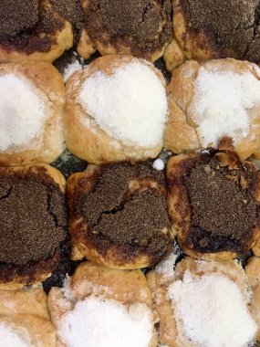 Kahverengi beyaz pudralı tatlı çörekler.