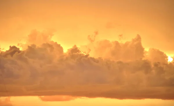 雲とオレンジ色の夕日 — ストック写真