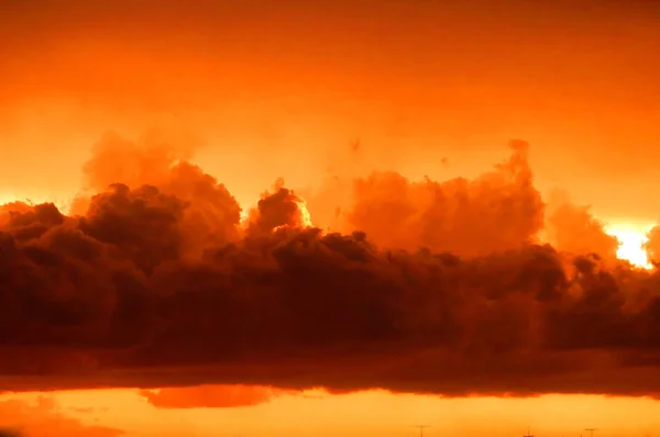 Pôr Sol Avermelhado Com Nuvens — Fotografia de Stock