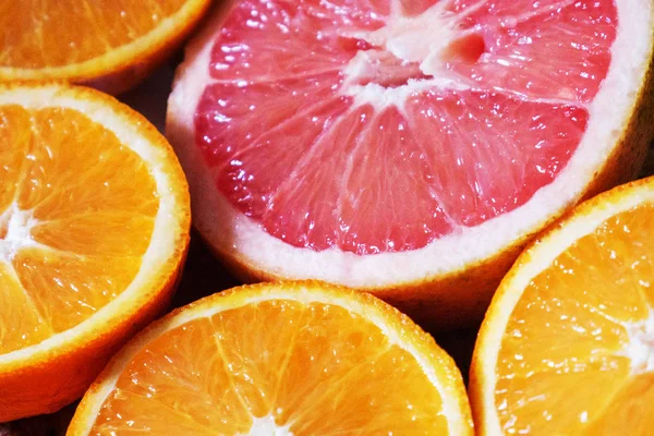 ハーフピンクグレープフルーツとオレンジ — ストック写真