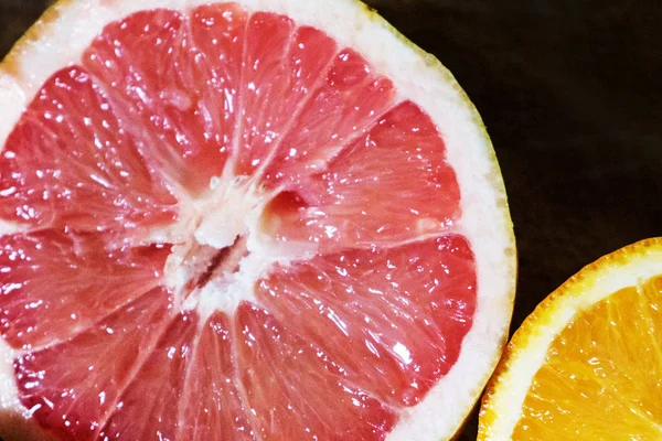 ハーフピンクグレープフルーツとオレンジ — ストック写真