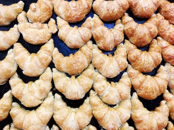 Taze pişmiş kruvasanın detay Satılık gösterilir