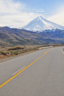 Lanin volkan Arjantin ve Şili sınırında değişken Ice kaplı, koni şeklinde bir Stratovolkan dır. İki Milli Parklar bir parçasıdır: Arjantin ve Şili'deki Villarrica Lann