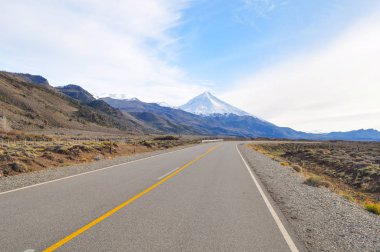 Lanin volkan Arjantin ve Şili sınırında değişken Ice kaplı, koni şeklinde bir Stratovolkan dır. İki Milli Parklar bir parçasıdır: Arjantin ve Şili'deki Villarrica Lann