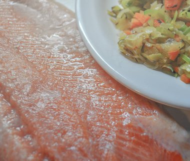 Izgara sebzeler ile taze pembe somon biftek