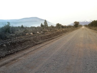 Toprak yol ve fırtına San Martin de Los Andes, Patagonia, Neuquen, Argentin