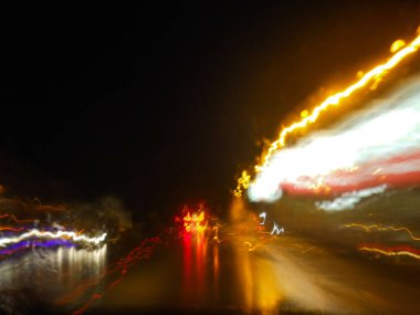 Gece iyi yönde yolda hafif çizgiler. Ses dalgası gibi görünüyor