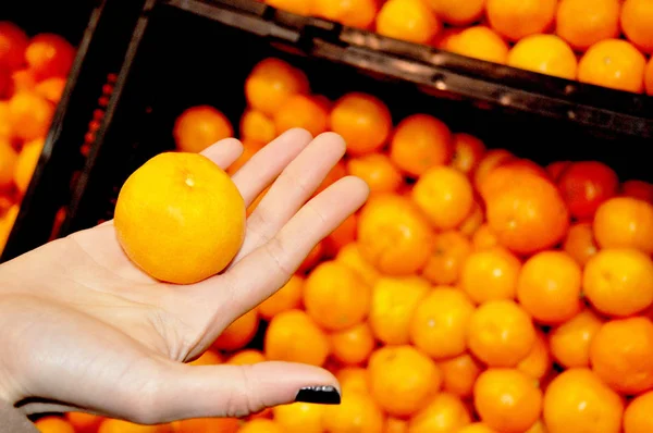女性手のオレンジ — ストック写真