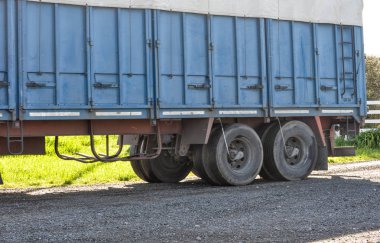 Bir kargo kamyonunun arka tarafındaki görünümü yakın